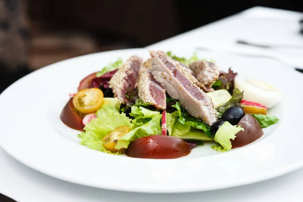 Tuna salad with tomatoes — Stock Photo, Image