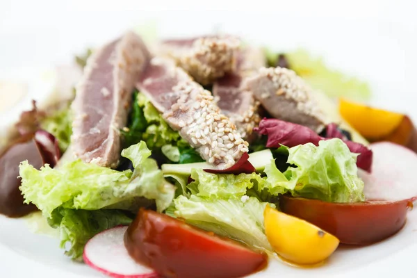 Tuna salad with tomatoes — Stock Photo, Image