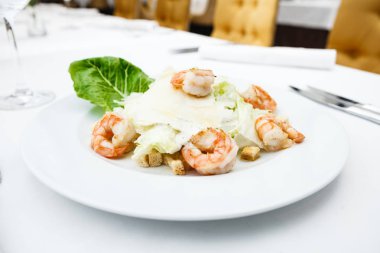 Klasik sezar salatası.