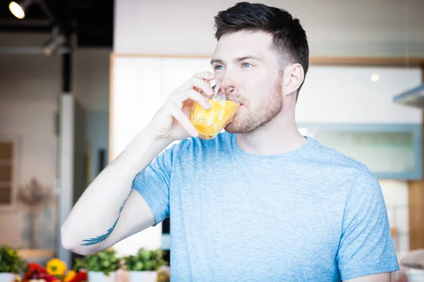 Człowiek pijący sok pomarańczowy — Zdjęcie stockowe