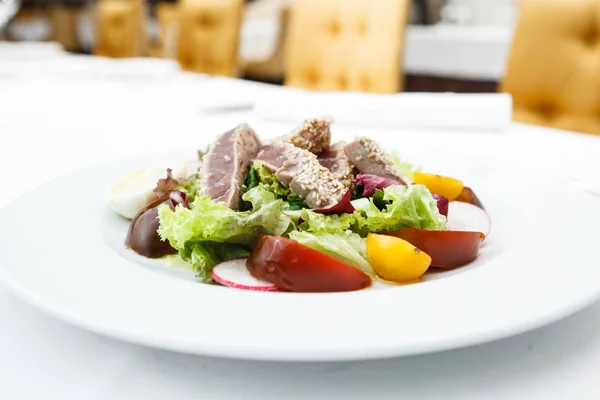 Tuna salad with tomatoes — Stock Photo, Image