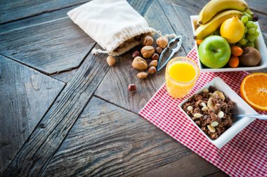 Sağlıklı bir kahvaltı için malzemeler.