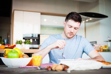 genç adam Kahvaltı