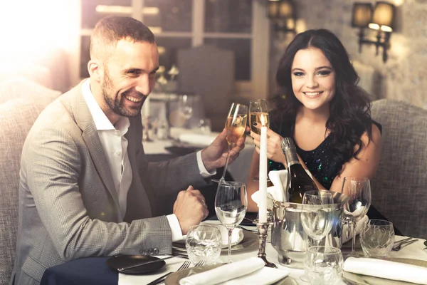 Couple célébrant au restaurant — Photo