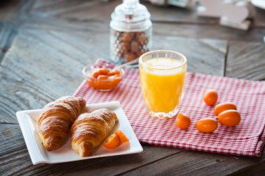 Sağlıklı kahvaltı masada.