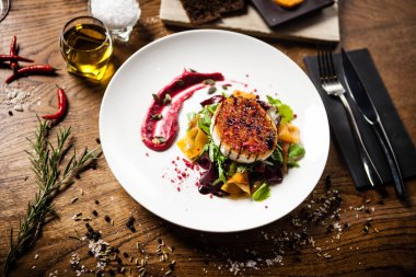 Restoranda servis edilen ızgara keçi peynirli salata.