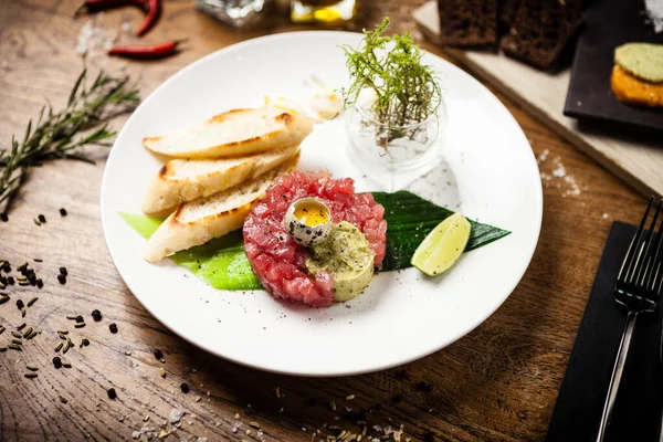 Tuna tartare served on a plate in restaurant — Stock Photo, Image