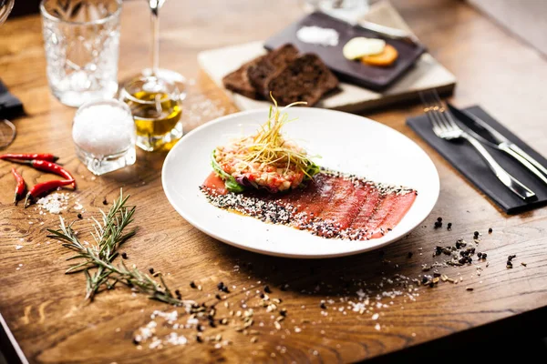 Сашими из тунца подают на тарелке в ресторане — стоковое фото