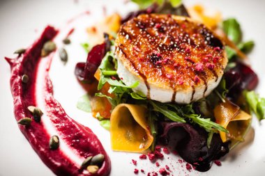 Kızarmış keçi peyniri salatası