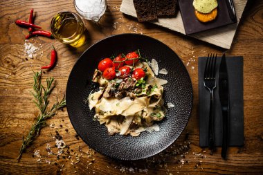 Lokantadaki siyah kasede servis edilen siyah Angus Makarnası.