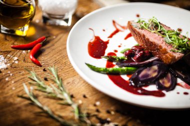 Restoranda servis edilen ördek göğsü.