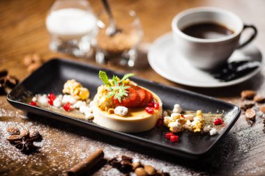 Şekerleme Panna Cotta bir fincan kahveyle servis edilir.