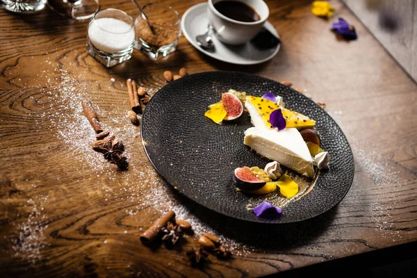 レストランで皿に盛り付けられたパッションフルーツのチーズケーキ — ストック写真
