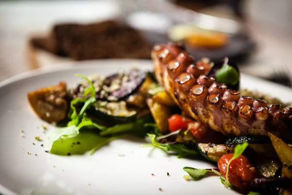 Chobotnicový salát podávaný na talíři v restauraci — Stock fotografie
