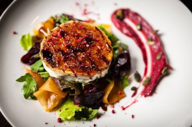 Restoranda servis edilen ızgara keçi peynirli salata.