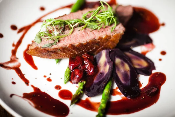 Petto d'anatra servito su un piatto in ristorante — Foto Stock