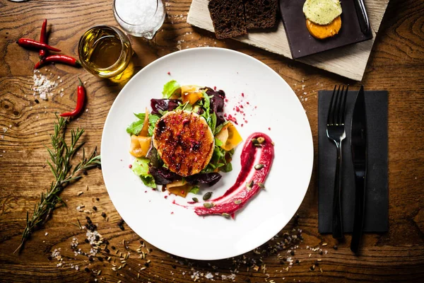 Gegrillter Ziegenkäsesalat, serviert auf einem Teller im Restaurant — Stockfoto