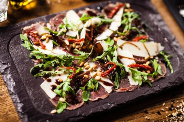 Biftek carpaccio restorandaki bir panoda servis ediliyor.