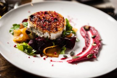 Restoranda servis edilen ızgara keçi peynirli salata.