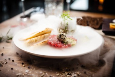 Lokantada bir tabakta ton balıklı tartar.