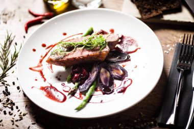 Restoranda servis edilen ördek göğsü.