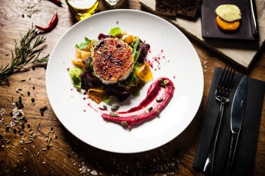 Restoranda servis edilen ızgara keçi peynirli salata.