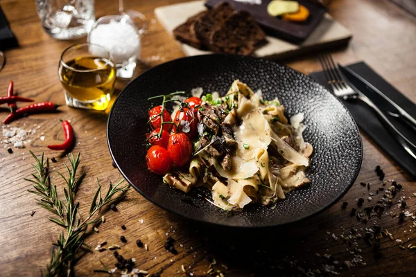 Pasta Black Angus servita in una ciotola nera nel ristorante — Foto Stock