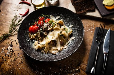 Lokantadaki siyah kasede servis edilen siyah Angus Makarnası.