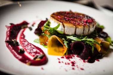 Restoranda servis edilen ızgara keçi peynirli salata.