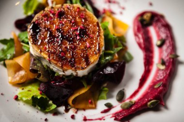 Restoranda servis edilen ızgara keçi peynirli salata.