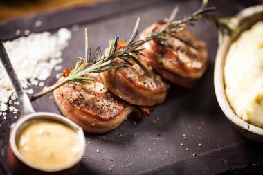 Lokantadaki bir panoda domuz filetosu servis ediliyor.