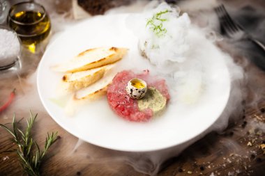 Lokantada bir tabakta ton balıklı tartar.