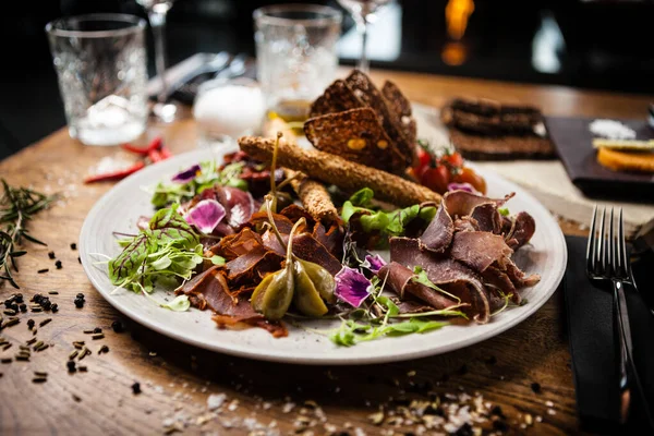 Piatto di carne per due servito su un piatto in ristorante — Foto Stock