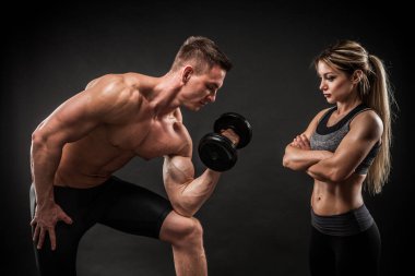 Siyah arka plan üzerine poz sportif genç Çift