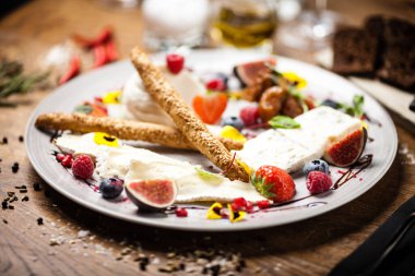 Lokantada iki kişilik peynir tabağı.