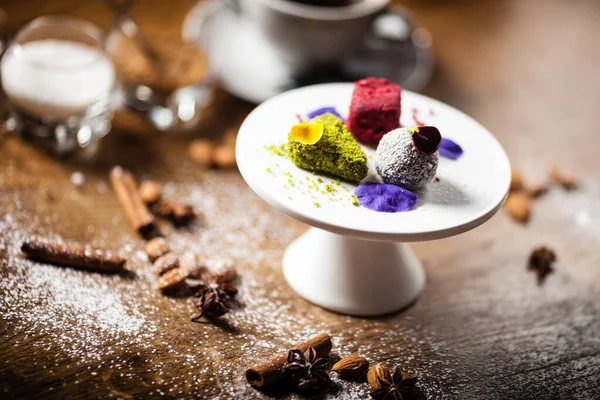 Vegansk tryffeldessert serveras på tallrik i restaurang — Stockfoto