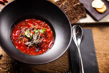 Restoranda servis edilen pancar çorbası.