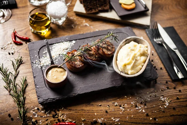 Polędwica wieprzowa serwowana na desce w restauracji — Zdjęcie stockowe