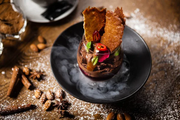 Chocolademousse geserveerd met vloeibare ijsrook — Stockfoto