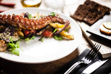 Restoranda bir tabakta servis edilen ahtapot salatası.