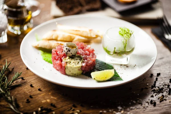 Tartare di tonno servito su un piatto in ristorante — Foto Stock