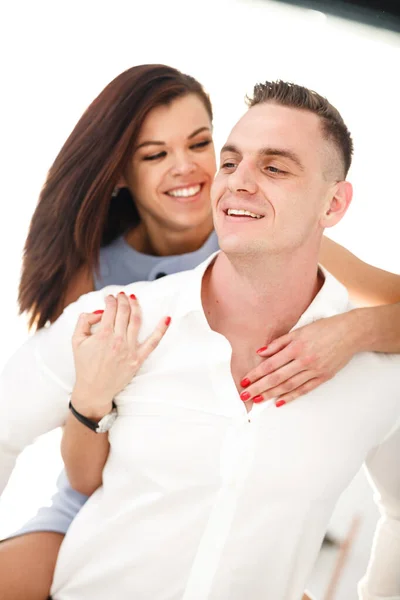 Avslappnad ungt par som har en bra tid hemma — Stockfoto