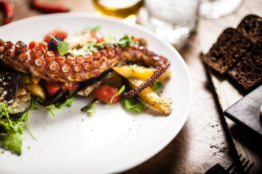 Restoranda bir tabakta servis edilen ahtapot salatası.