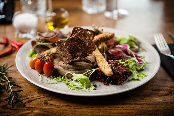 Fleischplatte für zwei Personen, serviert auf einem Teller im Restaurant — Stockfoto