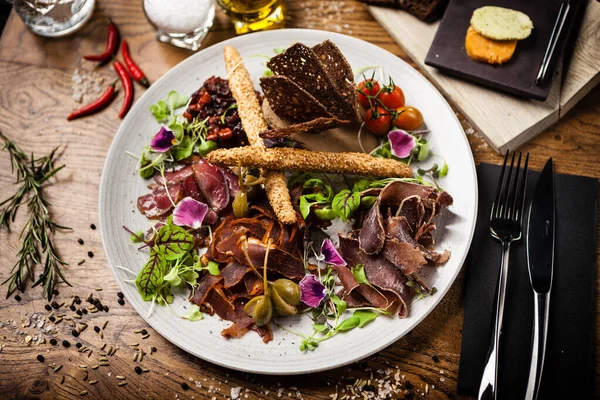 Prato de carne para dois servido em um prato no restaurante — Fotografia de Stock