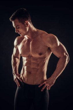 Atletik gömleksiz genç erkek fitness model poz