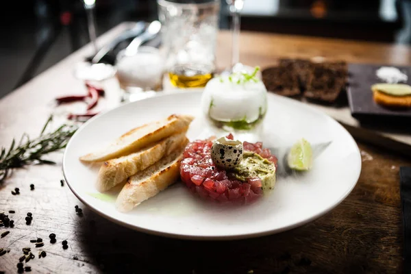 Tartare de thon servi dans une assiette au restaurant — Photo