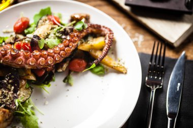 Restoranda bir tabakta servis edilen ahtapot salatası.