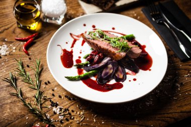 Restoranda servis edilen ördek göğsü.