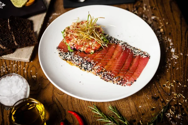 Thunfisch-Sashimi auf einem Teller im Restaurant serviert — Stockfoto
